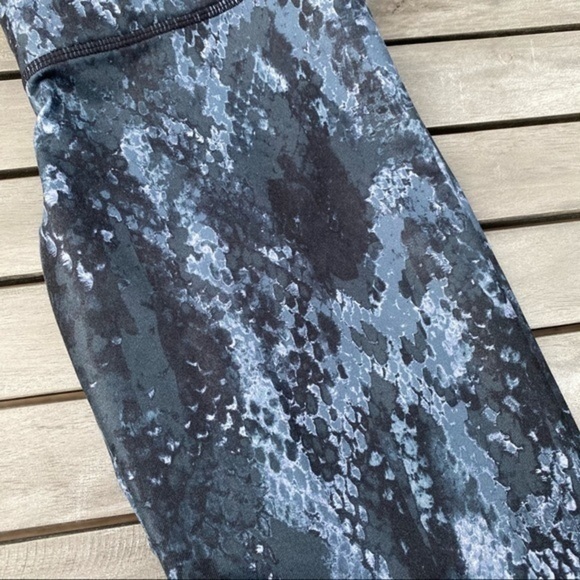 Alo Airbrush Capri Leggings - Picture 7 of 9